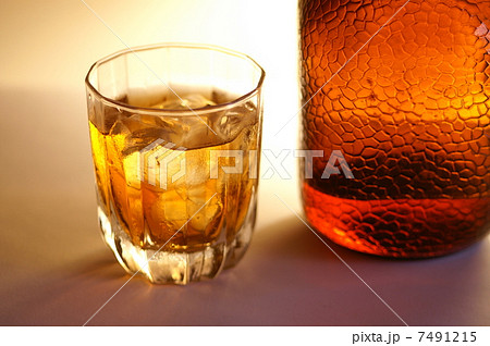 飲み物 お酒 水割り 茶色の写真素材 Pixta