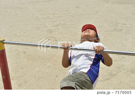 逆上がり 鉄棒 男の子 ２年生の写真素材