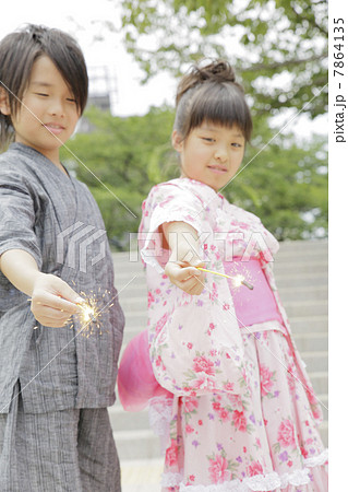 後ろ姿 男 浴衣 男の子の写真素材