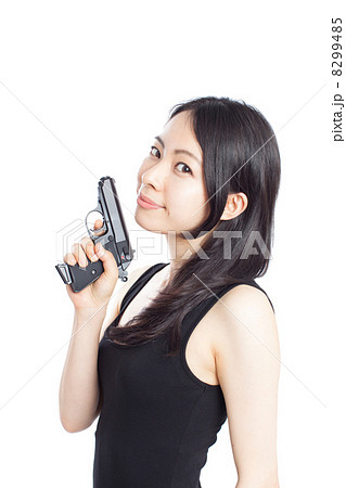 構える 女性 拳銃 セクシーの写真素材 構える 女性 拳銃 セクシーの写真素材
