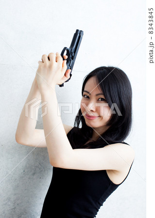 構える 女性 拳銃 セクシーの写真素材
