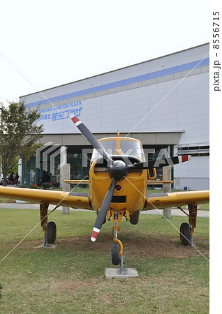 飛行機 プロペラ機 黄色 練習機の写真素材