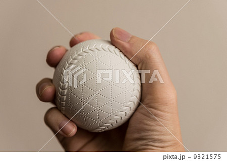 野球 握る ボール 手の写真素材