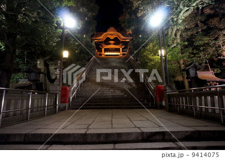 シュライン 夜の写真素材