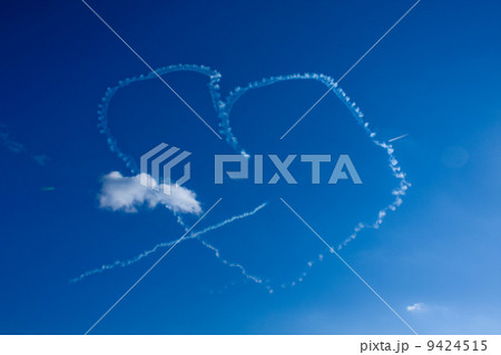 青空 ハート 飛行機雲 ブルーインパルスの写真素材