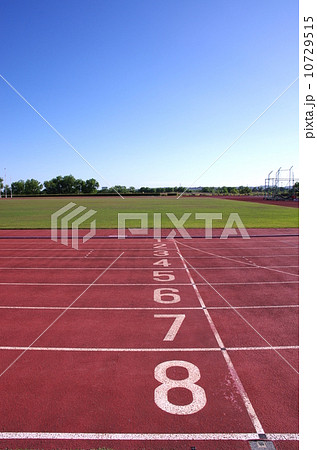 トラック 競技場 陸上競技場 スタートラインの写真素材
