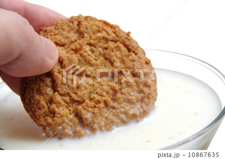 クッキー ミルク 牛乳 浸すの写真素材