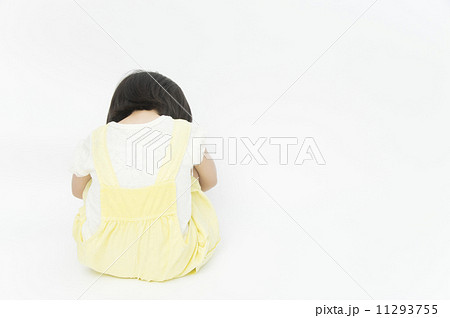 体育座り 悲しい うつむく 子供の写真素材