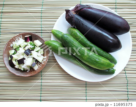 お供え物 真菰 お盆 夏野菜の写真素材