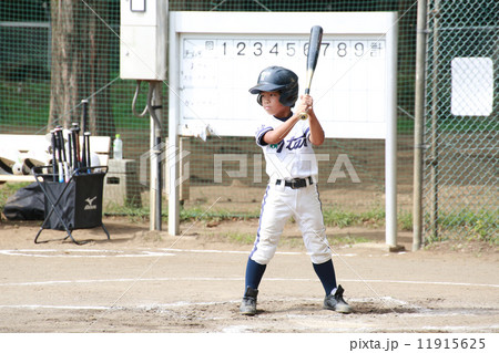 少年野球 バット バッター 構えるの写真素材