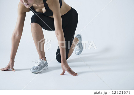 クラウチングスタート 走るの写真素材