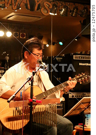 弾き語り 歌うたい 男性 演奏の写真素材