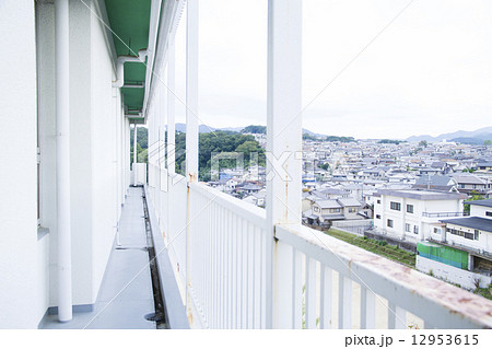 ベランダ 学校 景色 小学校の写真素材