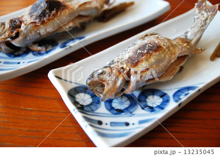 虹鱒の丸焼き 魚 丸焼きの写真素材