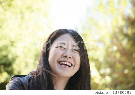 笑顔 女性 満面笑み 大笑いの写真素材
