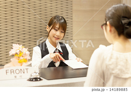 フロント 受付 女性 人物の写真素材
