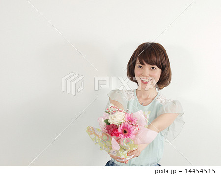 渡す 差し出す 花束 女性の写真素材