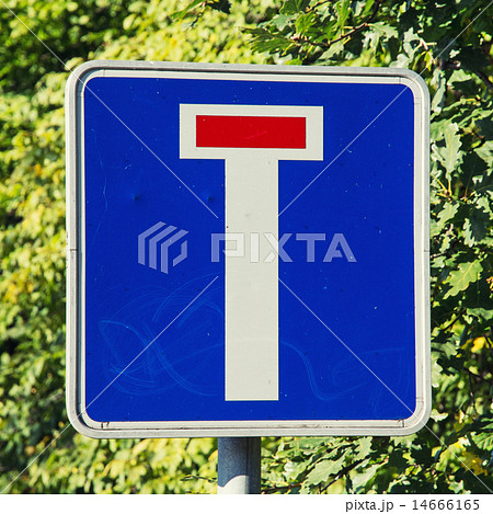 行き止まり 看板の写真素材