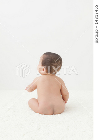 赤ちゃん 裸 後姿 人物 男の子 幼いの写真素材