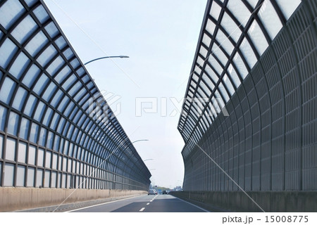高速道路 防音壁の写真素材