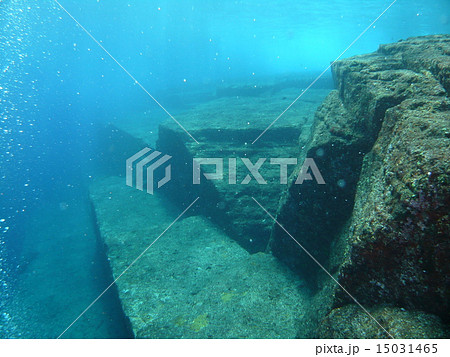 与那国島 巨大岩 海底遺跡 海の写真素材