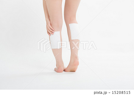 湿布薬 貼り薬 筋肉痛 足の写真素材 湿布薬 貼り薬 筋肉痛 足の写真素材