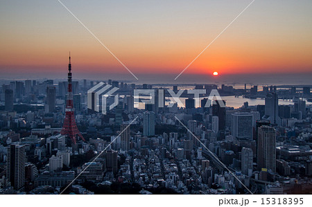 朝日 初日の出 東京タワー 都市の写真素材