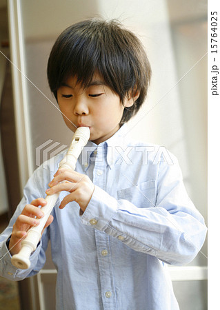 リコーダー 男の子 人物 子供の写真素材