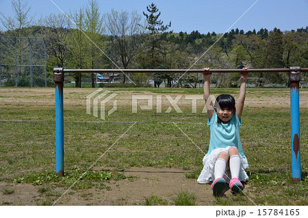 女子小学生　盗撮　鉄棒 学校 校庭 鉄棒の写真素材 - PIXTA