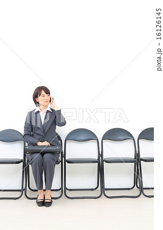 パイプ椅子 座る スーツの写真素材