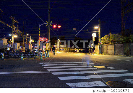 踏切 夜 踏み切り 夜景の写真素材