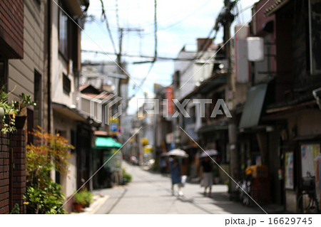 昭和 ボケ 下町 風景の写真素材