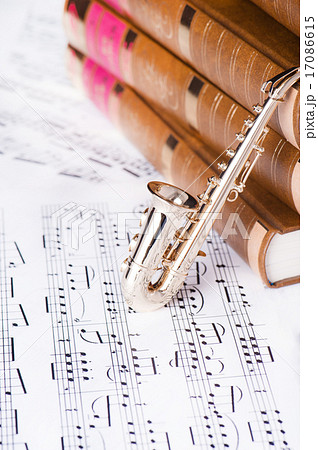 アルトサックス サックス 楽譜 楽器の写真素材
