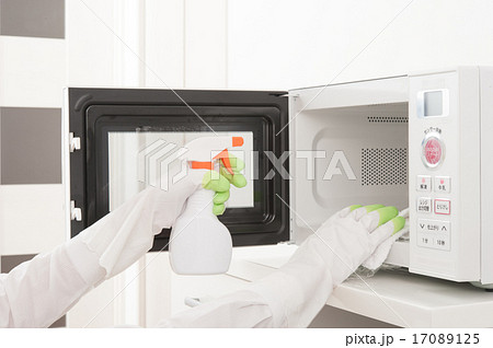 電子レンジ 掃除 レンジ ゴム手袋の写真素材