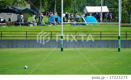 ラグビー場 菅平 天然芝 ラグビーポールの写真素材