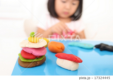 ねんど遊び 小麦ねんど 小麦粉粘土の写真素材