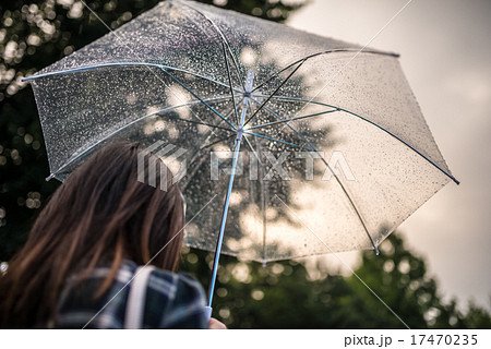 人物 女性 後ろ姿 傘 女の人 背中 雨傘 カサの写真素材
