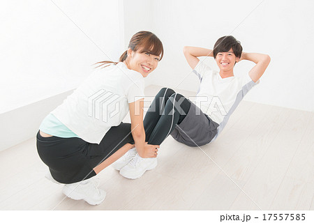 トレーニング 腹筋 筋トレ カップルの写真素材 Pixta
