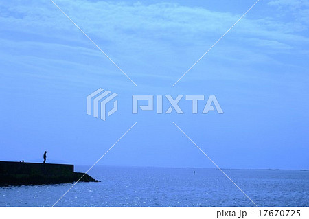釣り人 壁紙 夕暮れ 琵琶湖の写真素材