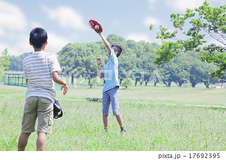 キャッチボール 子供の写真素材