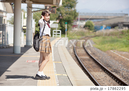 女の子 女子高生 線路 女子校生の写真素材