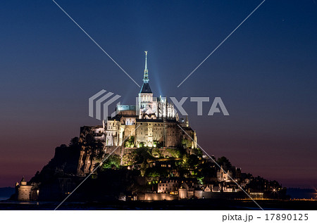 モンサンミッシェルの夜景の写真素材