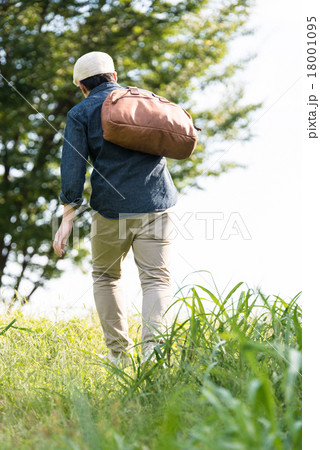 旅 ボストンバッグ 後ろ姿 男性の写真素材