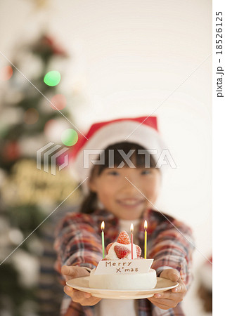 クリスマス クリスマスケーキ 手 差し出すの写真素材