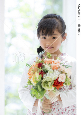 人物 子供 花束 持つの写真素材