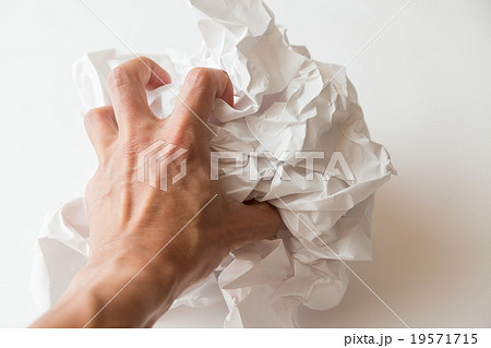丸める 紙 人間 ゴミ 手の写真素材