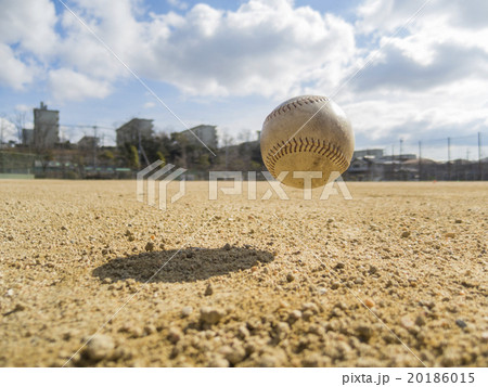 野球 ボール 跳ねる 弾むの写真素材