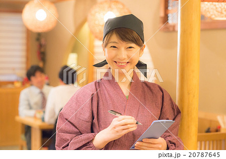 居酒屋 女性 店員 注文の写真素材