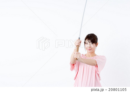 刀 構え 女性 人物の写真素材