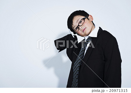 コスプレ スーツ ぶかぶか 男の子の写真素材